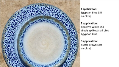 1 application:Egyptian Blue 551 na okraji | 2 application: Reactive White 553  všude aplikována i přes  Egyptian Blue | 3 application: Rustic Brown 550 na okraji